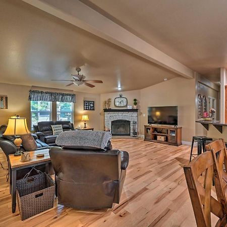 Munds Park Cabin Retreat With Deck And Fire Pit! エクステリア 写真