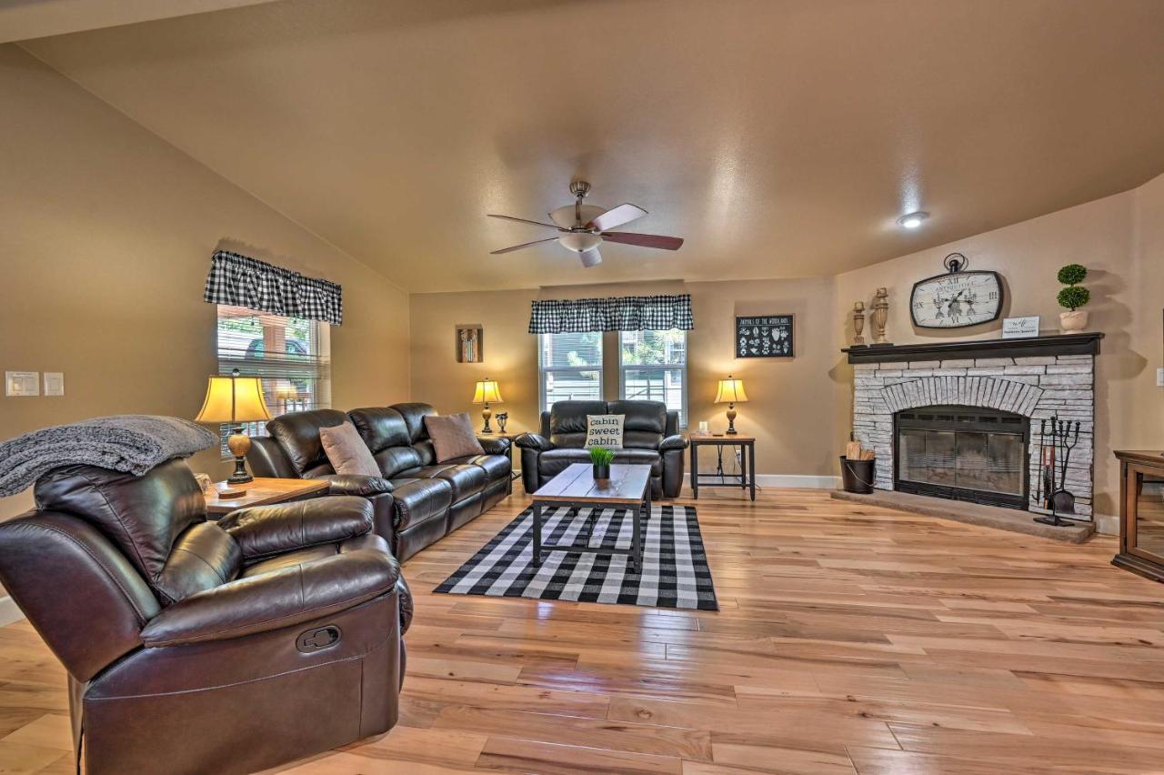 Munds Park Cabin Retreat With Deck And Fire Pit! エクステリア 写真