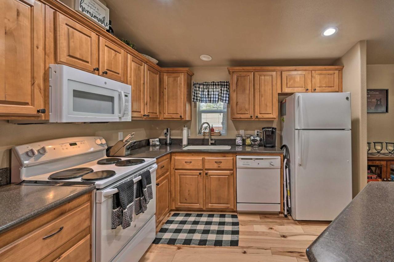 Munds Park Cabin Retreat With Deck And Fire Pit! エクステリア 写真