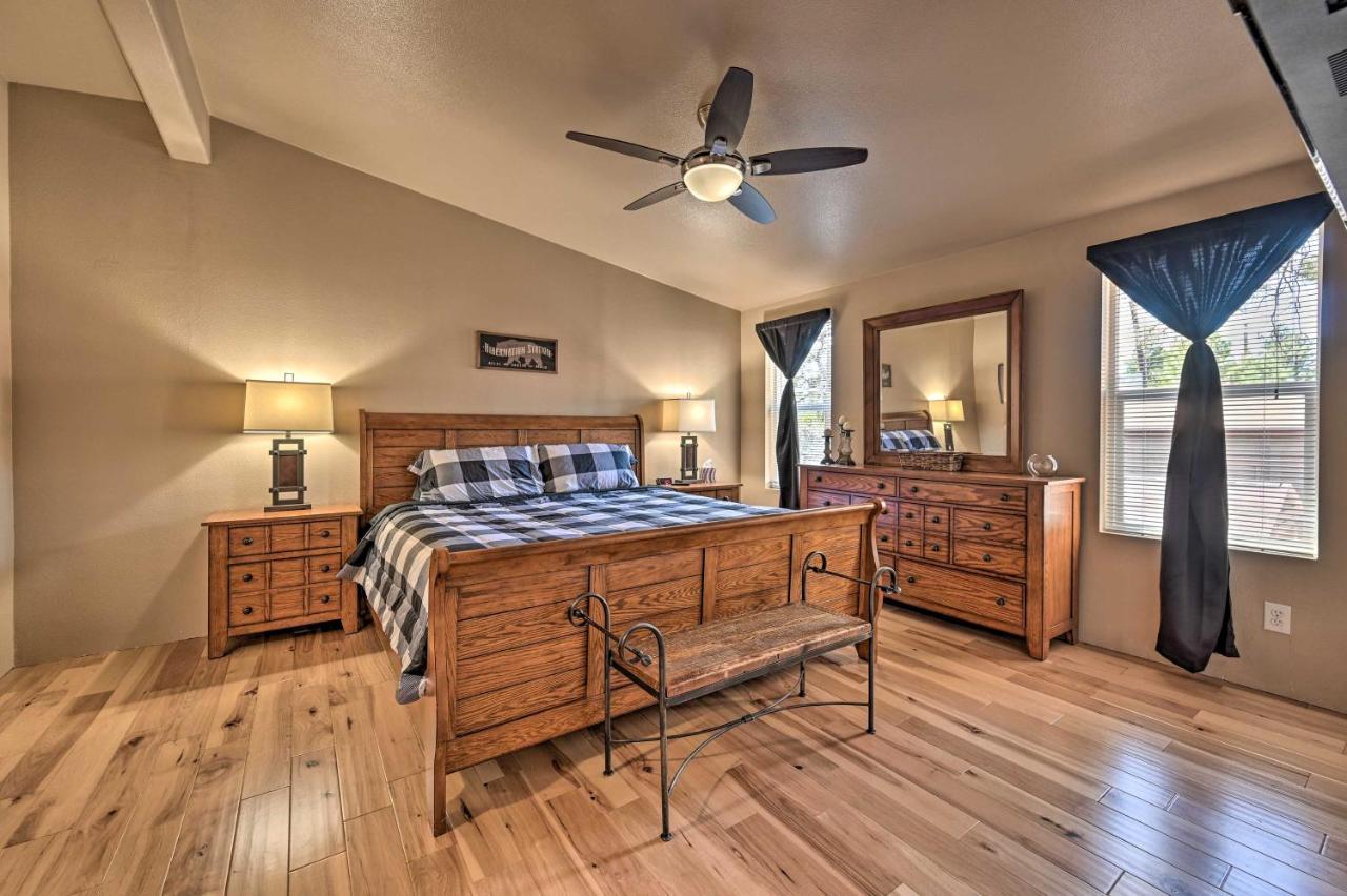 Munds Park Cabin Retreat With Deck And Fire Pit! エクステリア 写真
