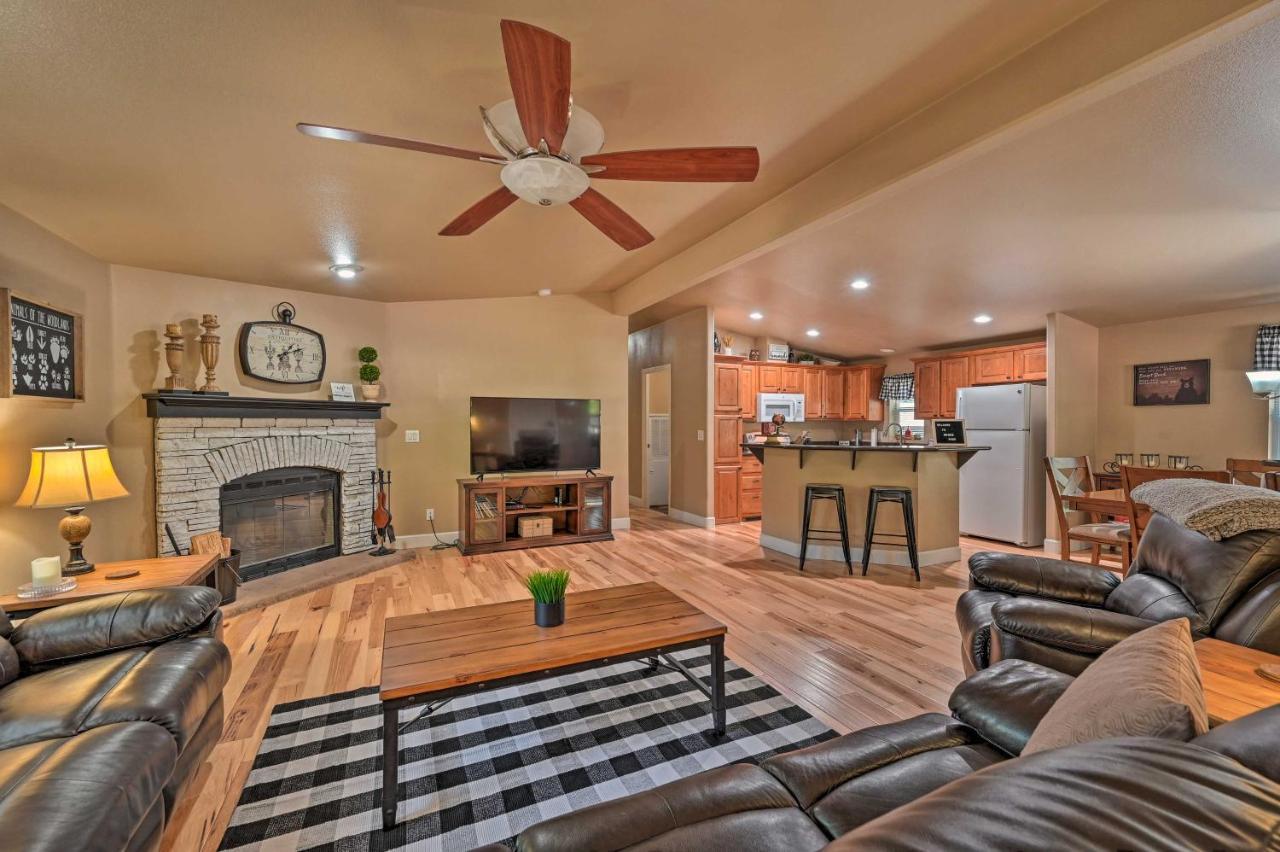 Munds Park Cabin Retreat With Deck And Fire Pit! エクステリア 写真