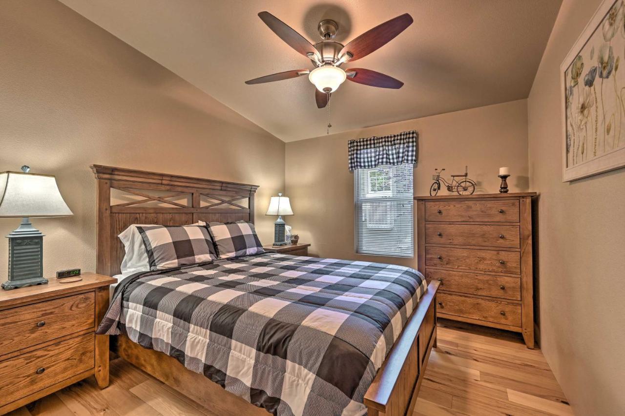 Munds Park Cabin Retreat With Deck And Fire Pit! エクステリア 写真