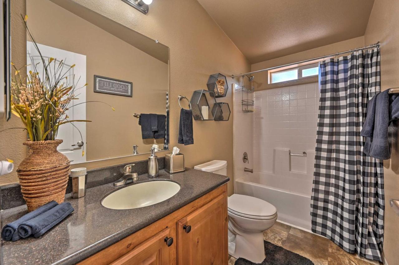 Munds Park Cabin Retreat With Deck And Fire Pit! エクステリア 写真