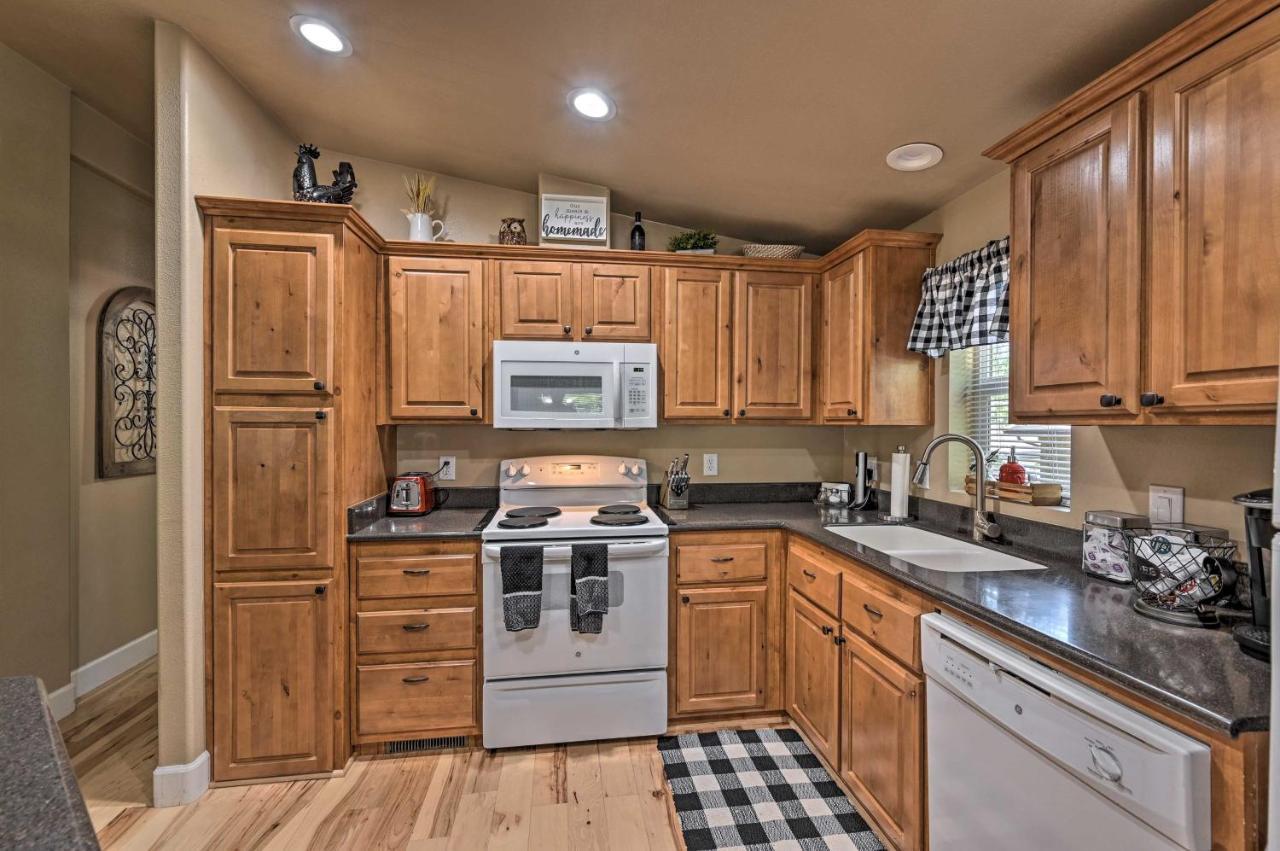 Munds Park Cabin Retreat With Deck And Fire Pit! エクステリア 写真