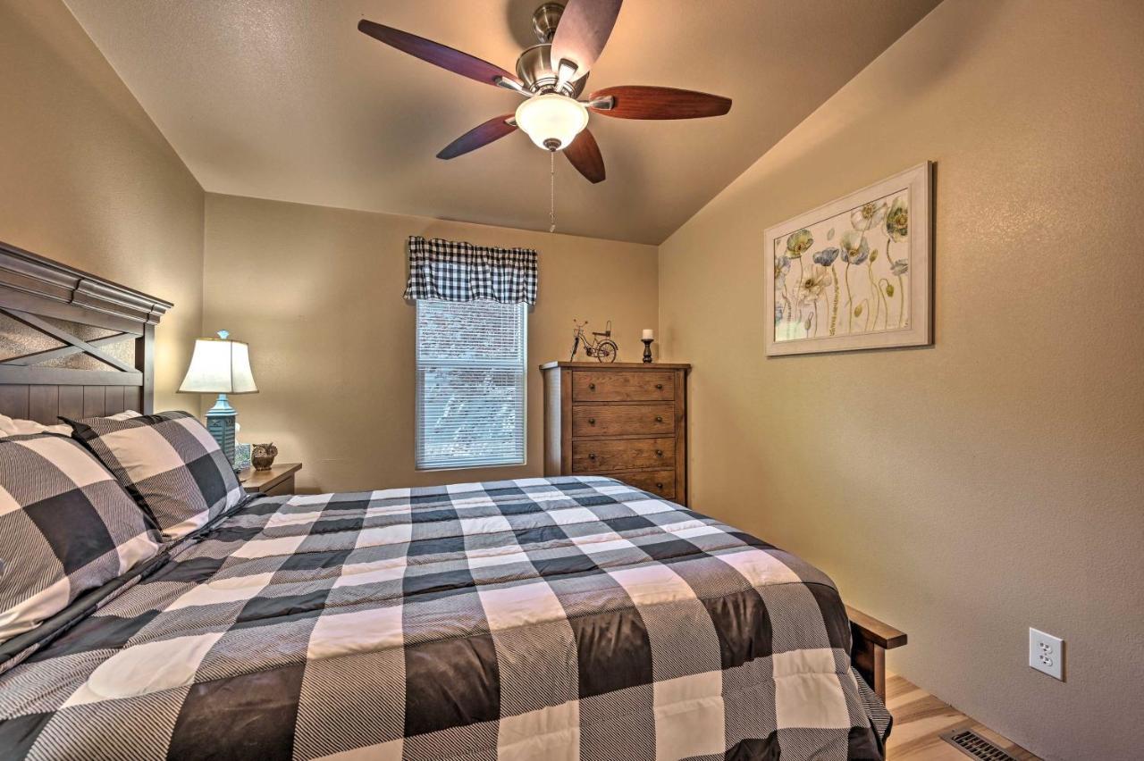 Munds Park Cabin Retreat With Deck And Fire Pit! エクステリア 写真