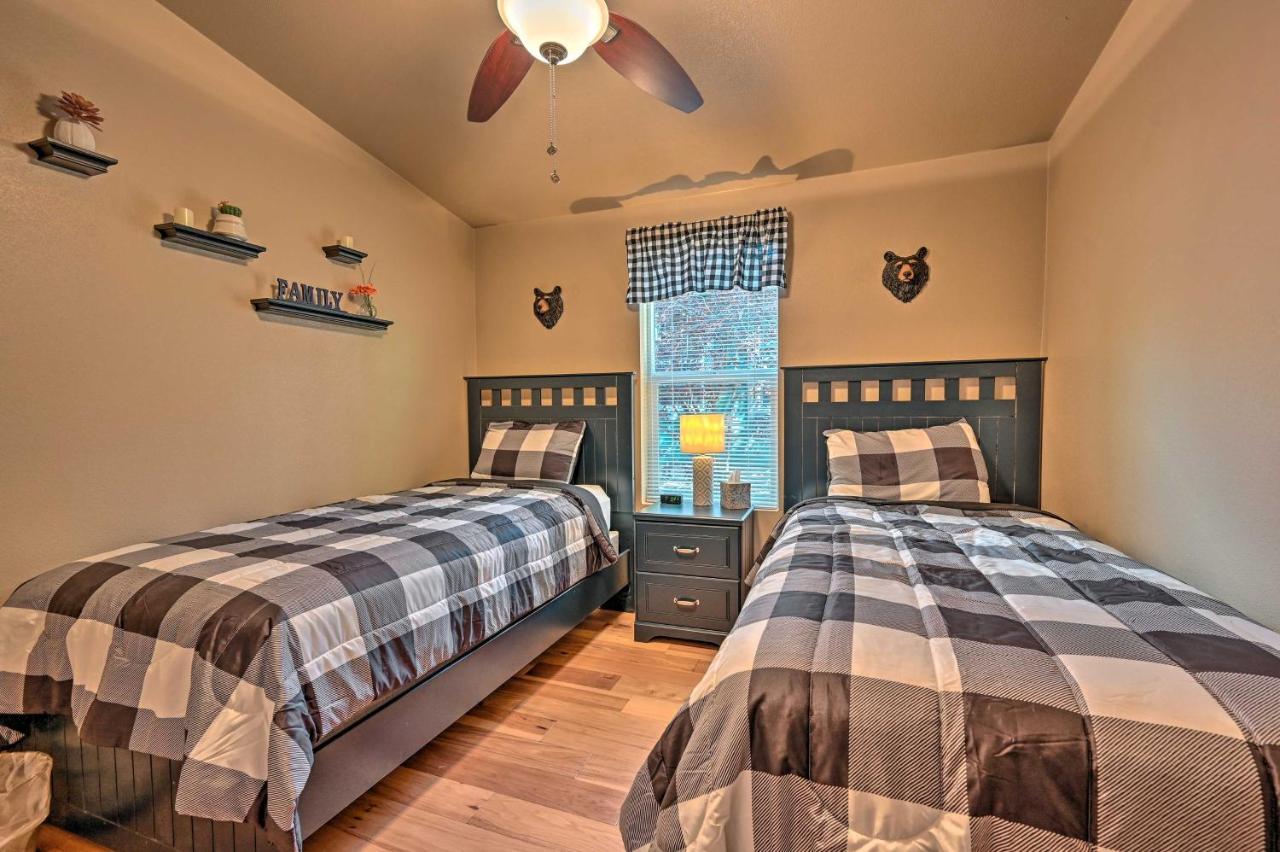 Munds Park Cabin Retreat With Deck And Fire Pit! エクステリア 写真