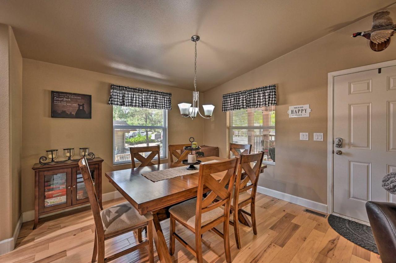 Munds Park Cabin Retreat With Deck And Fire Pit! エクステリア 写真